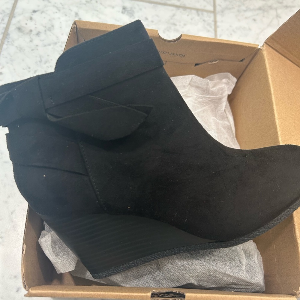 NIB NWT New in Box Black Ankle Booties 6.5